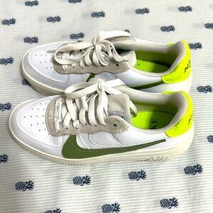 Nike AIR Force 1 PLT.AF.ORM Womens Fashion Trainers in White Green - size 6.5